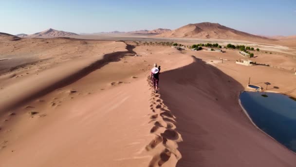 Жінка Фотограф Піднімається Дюни Пустелі Руб Аль Халі Заході Сонця — стокове відео