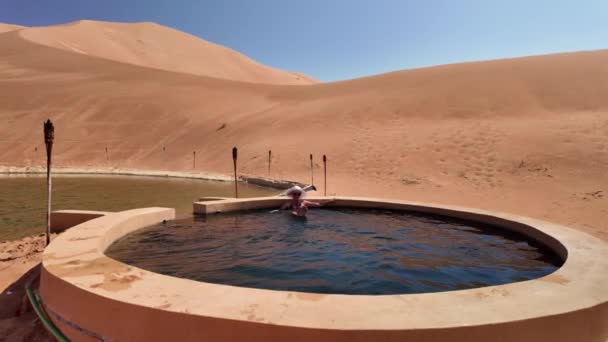旅游妇女在治疗性温泉池中找到了宁静 Rub Khali空区沙漠的天然温泉 在独特绿洲的地热力量的激励下得到放松和更新 — 图库视频影像