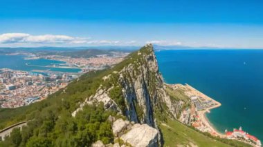 Cebelitarık Rock, üst Rock doğal rezerv tepesine Panoraması: Gibraltar şehri terk etti ve bay, İspanya ucunda, Akdeniz La Linea kasabada sağda. İngiltere, Europe.