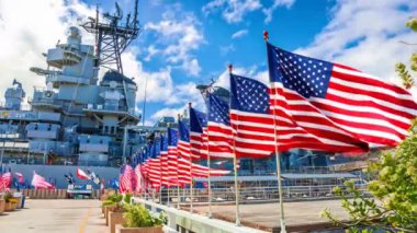 Amerika Birleşik Devletleri 'nin Oahu adasındaki Pearl Harbor Honolulu Hawaii' deki Missouri Savaş Gemisi Anıtı 'nda Amerikan bayrakları hizada. Ulusal tarihi vatanseverlik simgesi. Sinemagraf animasyonu