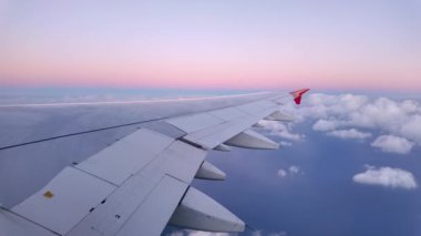 gün batımında gökyüzünde uçuş. Turuncu gökyüzü ve kopya alanı. Güneşe karşı gün batımı saatinde arkadan aydınlatmalı.