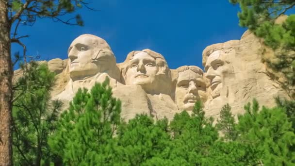 ラッシュモア山国立記念碑のシネマグラフは 巨大な花崗岩ブロックで作られたブラックヒルズのサウスダコタ州の彫刻岩複合体です ワシントン ジェファーソン ルーズベルト リンカーン — ストック動画