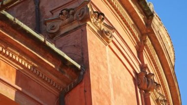 Onun uzun portikosunun salonları ile çan kulesi Sanctuary Madonna di San Luca adlı yan görünüm. Kutsal bakire kilise San Luca'nın hac yeridir. Mavi gökyüzü ile güneşli gün.