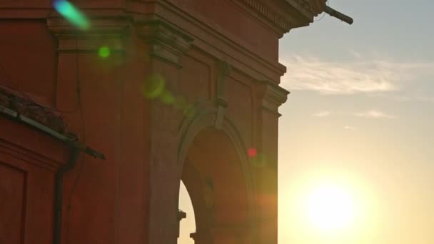 Touristin Sieht Spektakulären Sonnenuntergang Der Hügel Von Bologna Berühmtes Pilgerziel — Stockvideo