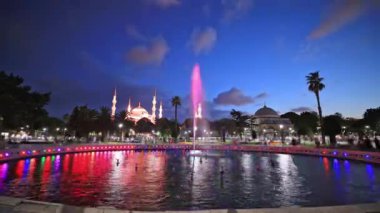 İstanbul, Türkiye 'de, Sultan Ahmet Park Meydanı' nın, çeşme, Mavi Cami ve Ayasofya Camii 'nin gece saatlerinde İstanbul' da görüldüğü zaman dilimi.