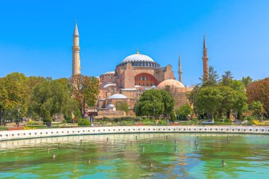 Ayasofya Büyük Camii, İstanbul, Türkiye. Bizans ve İslam medeniyetlerinin muhteşem bir anıtı. Başlangıçta bir kilise olarak inşa edilmiş, daha sonra müze ve sonra tekrar bir cami haline gelmiştir..