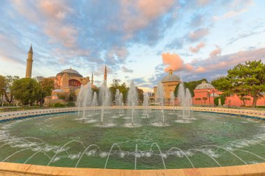 Sultan Mahmud I tarafından yapılan Ayasofya çeşmesi aydınlık mermer bir havzası olan büyüleyici bir günbatımı görüşüdür. Sergide Türkiye 'nin İstanbul kentindeki Ayasofya Büyük Camii çarpıcı bir manzara sunuluyor.