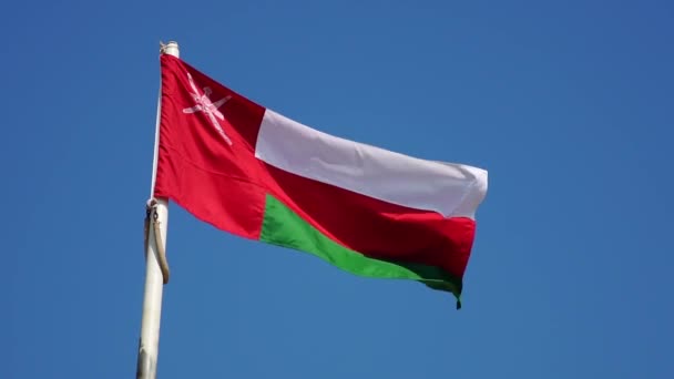 Cámara Lenta Bandera Nacional Ondeante Omán Sobre Fondo Azul Del — Vídeo de stock