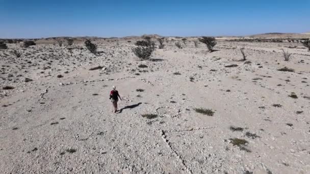 Mujer Turística Sumerge Cautivador Paisaje Del Parque Natural Wadi Dawkah — Vídeo de stock
