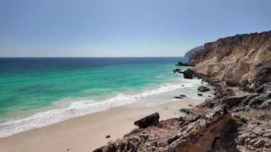 Umman 'ın Salalah kentinin batısındaki Al Fizayah Sahili turistlerin ve yerlilerin ilgisini çeken çarpıcı beyaz kumları, berrak suları ve nefes kesen kayalıkları ile ünlüdür..