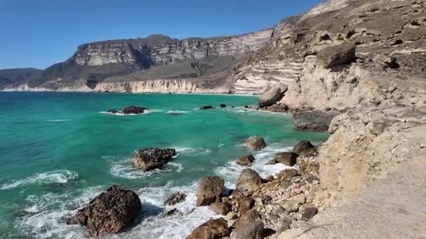 萨拉拉省的Al Fizayah海滩是一块隐藏的宝石 有着洁白的沙子 清澈的海水和令人叹为观止的高山 阿曼隐秘的天堂 提供宁静而独特的海滩体验 — 图库视频影像