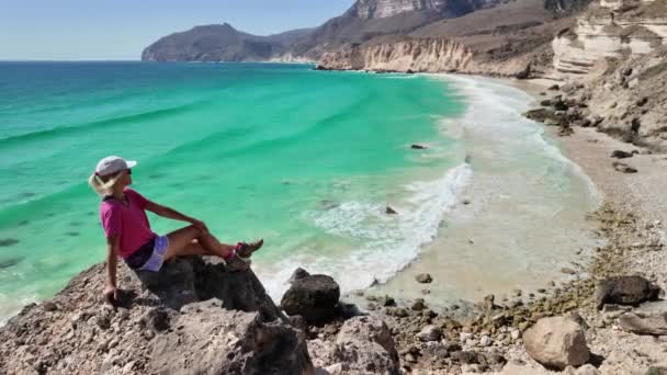 Una Turista Descubre Playa Escondida Fizayah Salalah Omán Las Arenas — Vídeo de stock