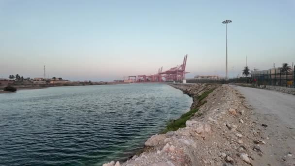 Puerto Ocupado Salalah Atardecer Con Grúas Estructuras Iluminadas Por Cielo — Vídeo de stock