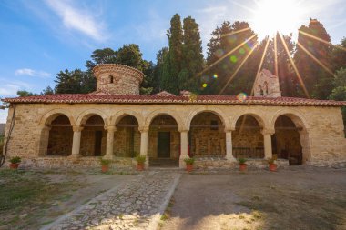 Arnavutluk 'un Zvernec adasındaki Aziz Mary Manastırı kültürel ve dini açıdan önemli. Kökeni 13. yüzyıla dayanıyor ve bu da onu bölgede tarihi bir yer haline getiriyor..