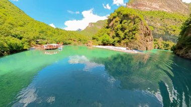 Valbona Vadisi ve Şala Nehri pitoresk manzaralarıyla ünlüdür. Etrafı yüksek dağlar ve ormanlarla çevrili. Arnavutluk 'ta yürüyüş, kamp ve rafting gibi açık hava faaliyetleriyle tanınıyor.