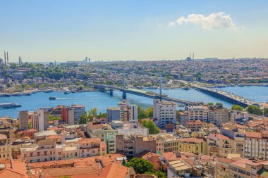 İstanbul 'daki Atatürk Köprüsü ve camileriyle birlikte Galata Kulesi' nin gökyüzü manzarası. Galata Kulesi, İstanbul kenti ve Türkiye Boğazı 'nın nefes kesici panoramik manzarasını sunan ikonik bir simge.