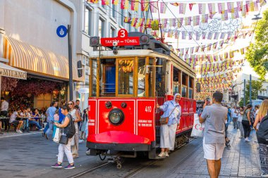İstanbul, Türkiye - 2 Ağustos 2023: Istanbuls Kabatas 'ta hızlı bir tramvay gezisine çıkın, burada heyecan verici bir görsel anlatı gözler önüne seriliyor, modernlik ve mirasın dinamik füzyonunu yakalayın