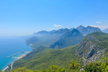Türkiye 'deki Antalya kıyılarının panoramik manzaralı Tunektepe Kablo Arabası' ndan. Açık mavi gökyüzü, Antalya şehrinin doğal ve kentsel güzelliğini gösteren bu nefes kesici manzarayı tamamlıyor..