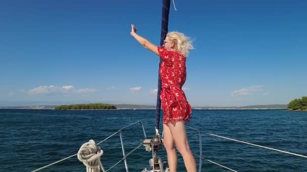 Γυναίκα Χαιρετάει Την Πλώρη Ενός Ιστιοφόρου Εκδρομή Πλοίο Στα Εθνικά — Αρχείο Βίντεο