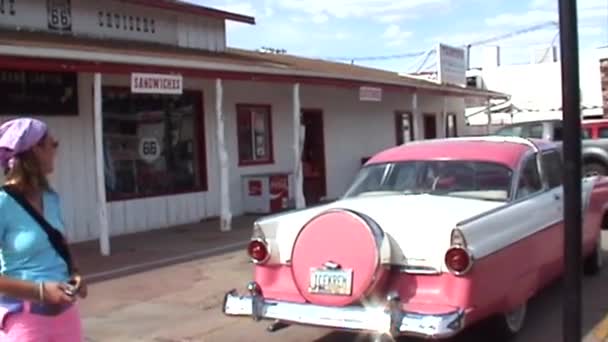アリゾナ州ウィリアムズ アリゾナ 2007年6月14日 古いガソリンスタンドでルート66によって歴史的なウィリアムズタウンで古典的なピンクキャデラック車についてのArchival Footage — ストック動画