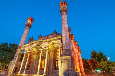 Türkiye 'nin Konya kentindeki Aziziye Camii Camii, ay ışığının yumuşak parıltısıyla yıkandı. Dış yüzeyi karmaşık taş oymaları ve geometrik desenlerle süslenmiş. Büyüleyici bir manzara yaratıyor..