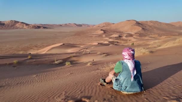 Beduino Inmensidad Del Barrio Vacío Con Sombrero Kéfiah Contraste Con — Vídeo de stock