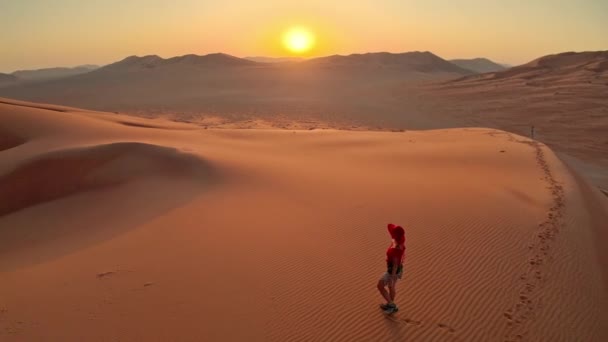 Mujer Caminando Inmensidad Del Desierto Empty Quarter Rub Khali Vestido — Vídeo de stock