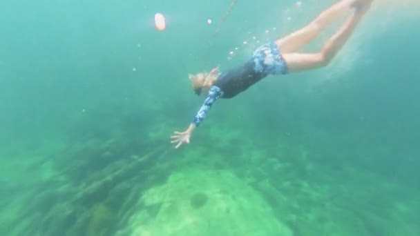 ドーファー地域のミルバット町オマンの中国の残骸ダイビングサイトの海洋生活に囲まれた澄んだ青い海域での女性の無料ダイビング — ストック動画