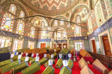 İstanbul, Türkiye - 1 Ağustos 2023: Hagia Sophia Mezarları Osmanlı Sultanlarının dinlenme yeri, kaligrafi, fayans mozaikleriyle süslenmiş, 5 sultanı barındırıyor: Selim II, Murad III, Mehmed III, Mustafa I ve İbrahim I..