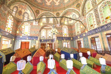 İstanbul, Türkiye - 1 Ağustos 2023: İstanbuls Müzesi 'ndeki Osmanlı Sultanlarının Hilal, fayans ve mozaiklerle süslenmiş mezarları. Beş Sultanı içerir.
