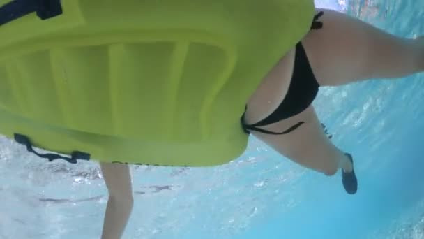 Podwodna Perspektywa Uchwycenia Osoby Żółtą Pływaczką Czystej Niebieskiej Wodzie Sansone — Wideo stockowe