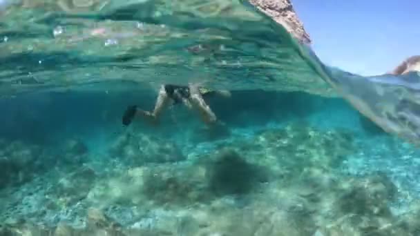 Undervattensutsikt Över Snorklare Som Utforskar Naturens Fridfulla Havsbotten Havsdestinationen Sansone — Stockvideo
