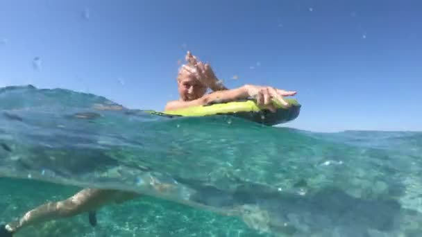 Rozszczepione Ujęcie Młodej Kobiety Relaksującej Się Pływającej Macie Jasnoniebieskich Wodach — Wideo stockowe