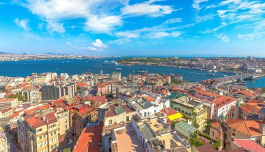 Türkiye 'de Galata Kulesi' nin hava manzarasından açık bir günde İstanbul 'un belirgin işaretleri ve boğazı olan havadan bir şehir manzarası.