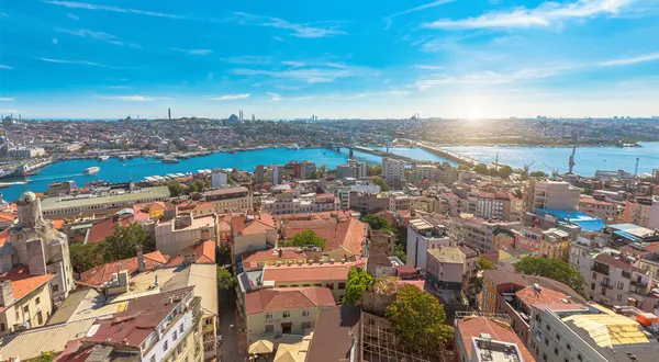 Türkiye 'de Galata Kulesi' nin hava manzarasından açık bir günde İstanbul 'un belirgin işaretleri ve boğazı olan havadan bir şehir manzarası.