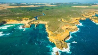 Loch Ard Gorge havadan görünümü üzerinde Great Ocean Road Victoria, Avustralya ünlü cazibe bağlantı noktası Campbell Milli Parkı içinde.