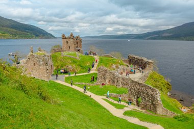 Loch Ness, İskoçya, Birleşik Krallık - 24 Mayıs 2015: Loch Ness Gölü 'nün yanındaki Urquhart Kalesi' ni ziyaret eden turistlerin hava görüntüsü. Nessie Gölü Canavarı efsanesi için ziyaret edildi..