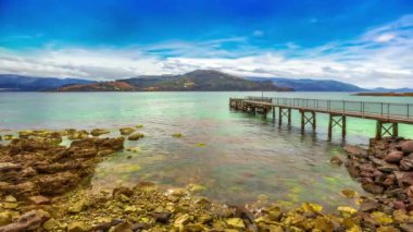 Dennes Point, Kuzey Bruny Adası, Tazmanya, Avustralya 'daki Tahta Jetty. Bruny Adası, Tazmanya 'nın güneydoğu kıyısı boyunca yer alır ve Dentrecasteaux Channel' dan ayrılır. Sinemagraf.