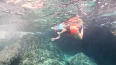 Elba Adası 'nın Mavi Mağarası' nın sualtı keşfi, yüzgeçleri temiz, doğal bir yüzme noktasında, sualtı dünyasının sükunetiyle çevrili. İtalya 'nın Enfola Burnu' ndaki Toskana takımadaları.