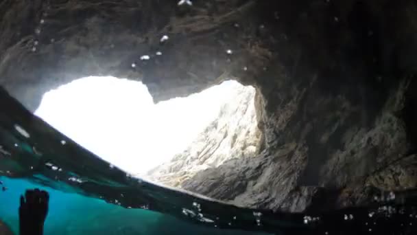 Подводное Исследование Голубой Пещеры Острова Эльба Плавниками Ясном Естественном Месте — стоковое видео