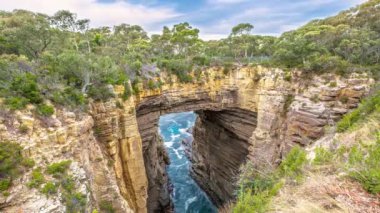 Tasman Arch, Tazmanya' nın güney doğu kıyısında, Tazmanya Ulusal Parkı, Tasman Yarımadası' nda bulunan alışılmadık bir jeolojik oluşumdur. Sinemagrafı