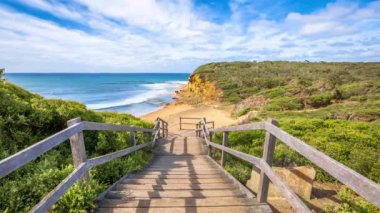 Efsanevi Bells Beach 'in geçidi - Torquay yakınlarındaki kült filmi Point Break' in plajı, ünlü Büyük Okyanus Yolu 'nu kurduğu Victoria, Avustralya' nın Sörf Sahili 'ne geçit. Sinemagraf.