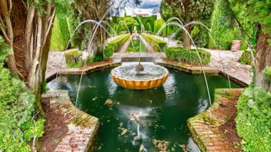 Selvi ağaçlarının ünlü bulvarındaki çeşme, Alhambra kompleksi yakınlarındaki Generalife bahçeleri, Granada, Endülüs, İspanya, dünyanın en güzel yerlerinden biridir ve bir Unesco mirasıdır. Sinemagraf