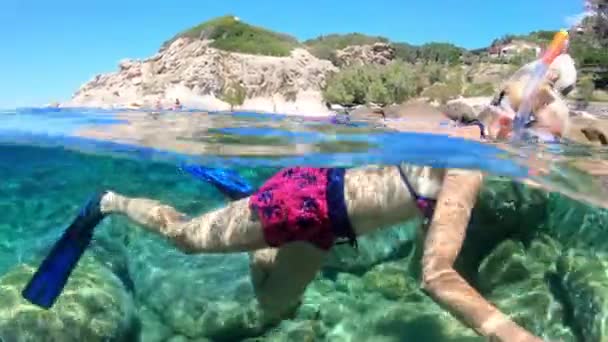 Split View Van Een Vrouwelijke Snorkelaar Die Het Heldere Water — Stockvideo