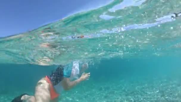 在意大利爱尔巴岛的一个阳光明媚的日子里 一个女人在费托维亚海滩清澈的碧绿海水中放松 她的视角被淹没了一半 托斯卡纳群岛海洋保护区 慢动作 — 图库视频影像