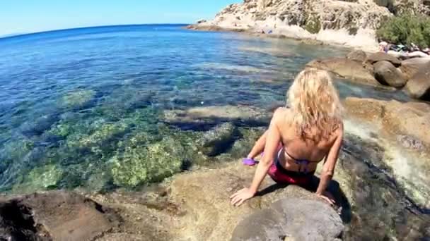 Turista Femenina Las Rocas Admirando Las Aguas Cristalinas Playa San — Vídeos de Stock