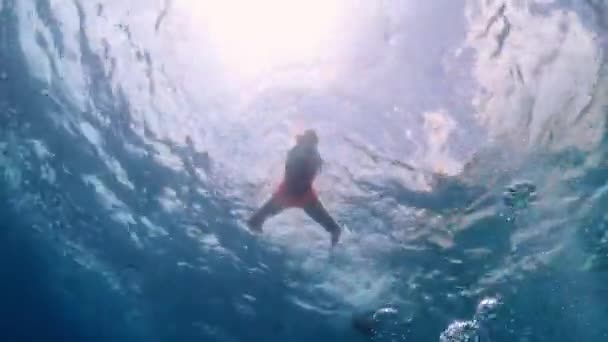 在爱尔巴岛上的蓝色洞穴里 快乐的女人在水下游泳 阳光透过她上方的水面 意大利托斯卡纳群岛海洋保护区的Enfola和Portoferraio海角 — 图库视频影像