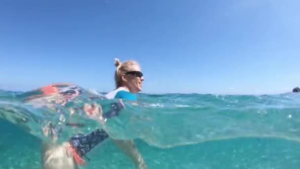 在意大利爱尔巴岛的一个阳光明媚的日子里 一个女人在费托维亚海滩清澈的碧绿海水中放松 她的视角被淹没了一半 缓慢运动中的托斯卡纳群岛海洋保护区 — 图库视频影像
