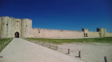 Fransa 'nın Provence kentindeki tarihi bir şehir olan Aigues-Mortes' in güçlendirilmiş duvar ve kulelerinin panoramik manzarası