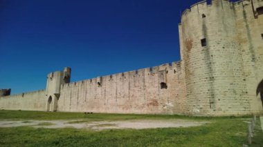 Aigues-Mortes, Provence 'deki ortaçağ taş kale girişinde Fransa' da tarihi mimari sergileniyor.